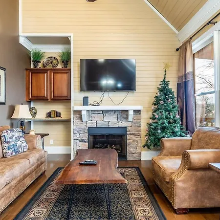 Villa Fun Retreat W Pool Table Hot Tub & Grill